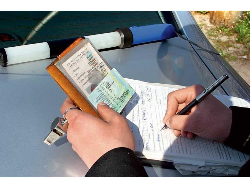 Обязан ли я давать в руки свои документы сотруднику гаи Обязан ли я давать в руки свои документы сотруднику гаи